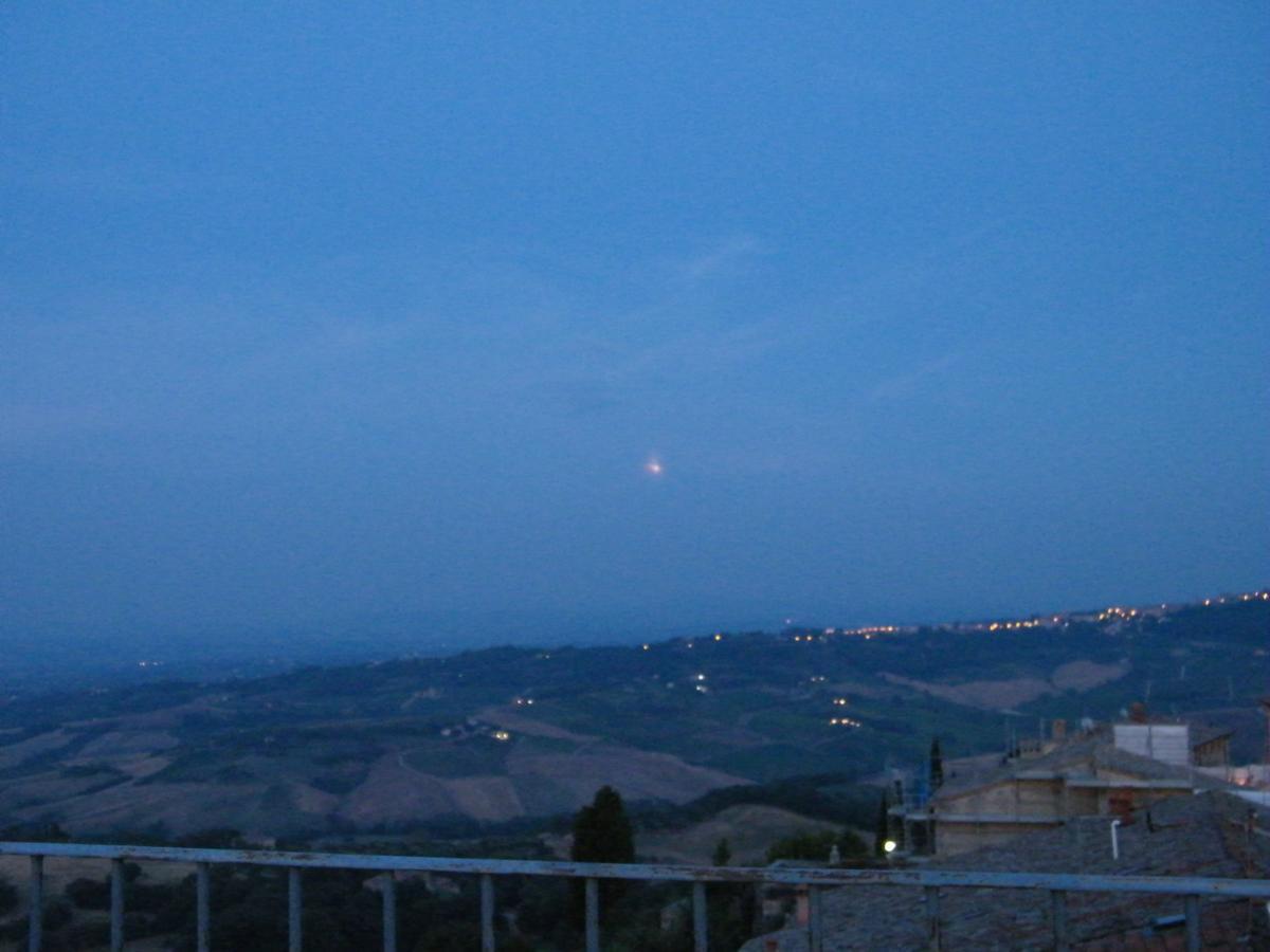 B&B Il Glicine Montefollonico Buitenkant foto